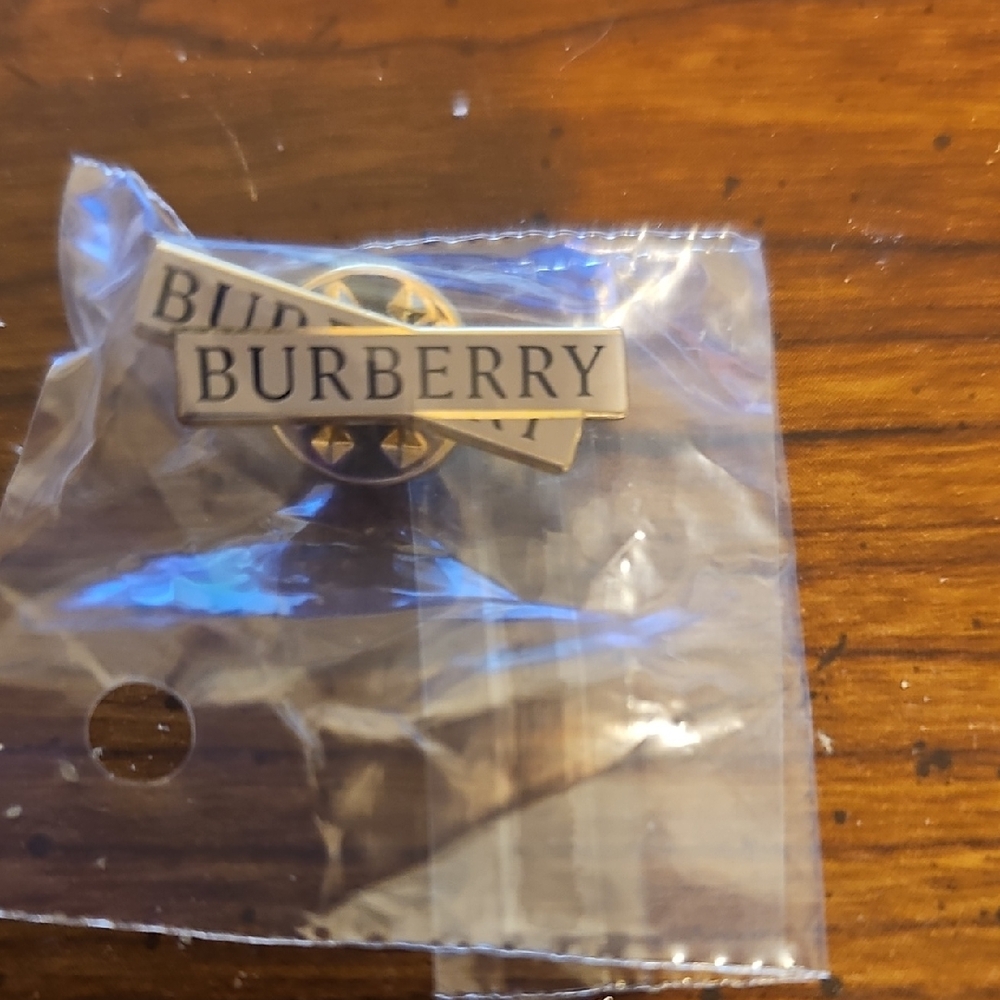 Burberry Crossroads Pin